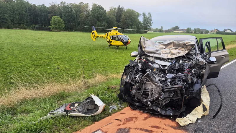 Frontalzusammenstoß mit LKW – Feuerwehr befreit PKW-Fahrer