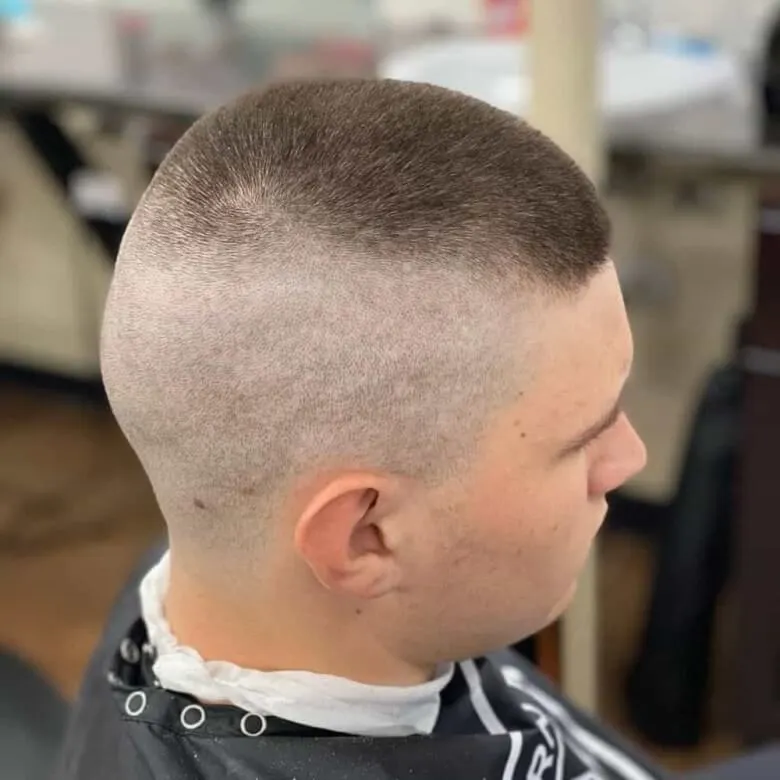 High & Tight Fade: Moderner Militär-Look für Männer