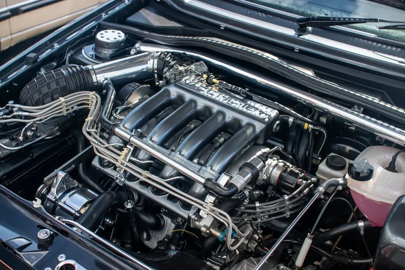 Auto ruckelt beim Gasgeben: Ursachen und was du tun kannst