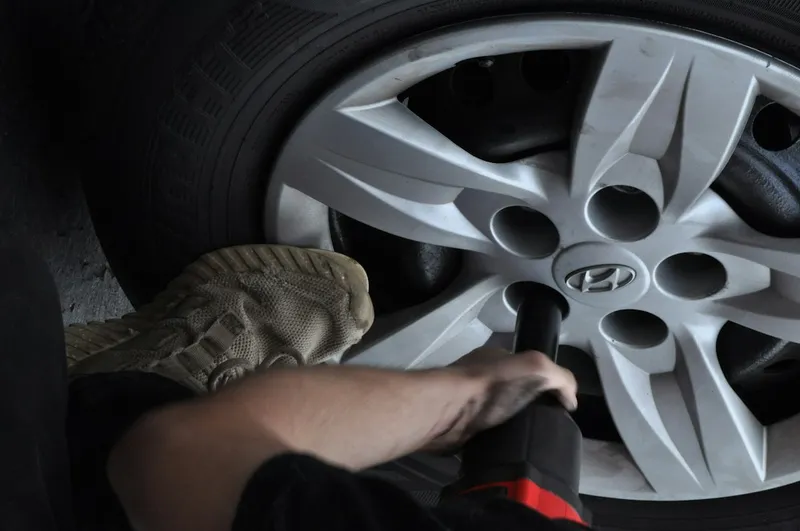 Reifendruck beim Auto prüfen: so geht’s richtig (Schritt für Schritt)