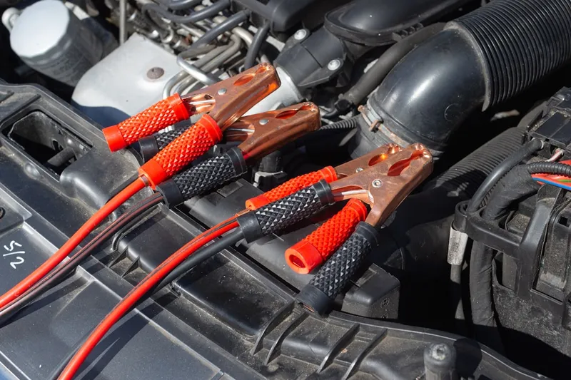Batterie überbrücken: auto starten met starthulp, stap voor stap