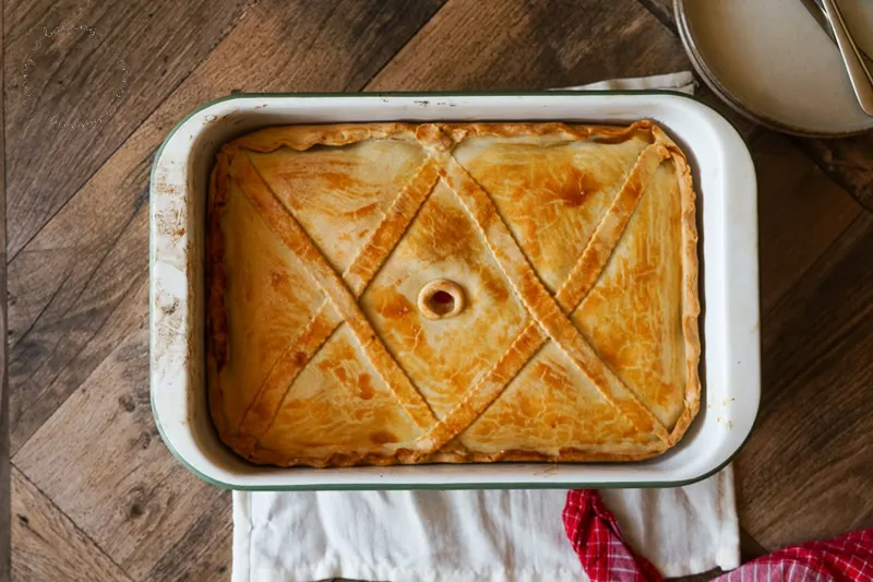 Klassische Empanada Gallega mit Thunfisch und Paprika