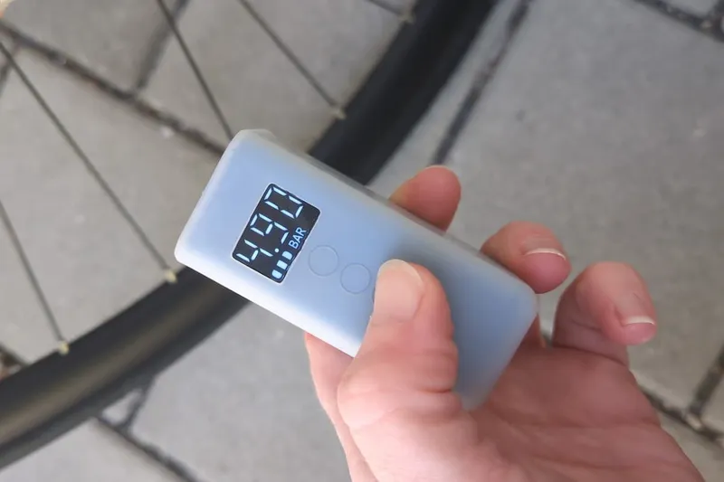 Cycplus AS2 Pro Tiny Pump Im Test – Ein Jahr mit der Mini-Akkupumpe