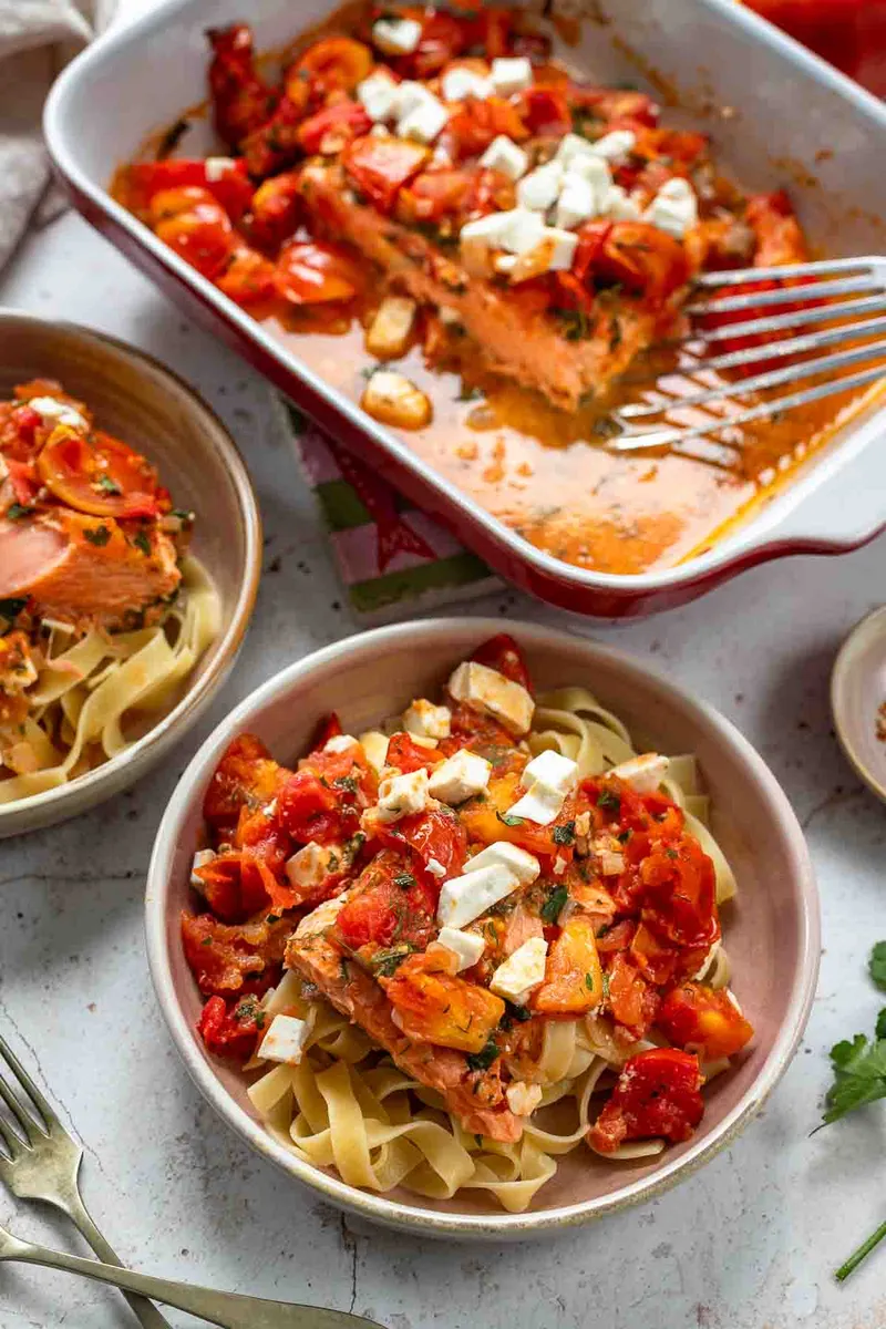 Ofenlachs mit Feta in Tomatensauce