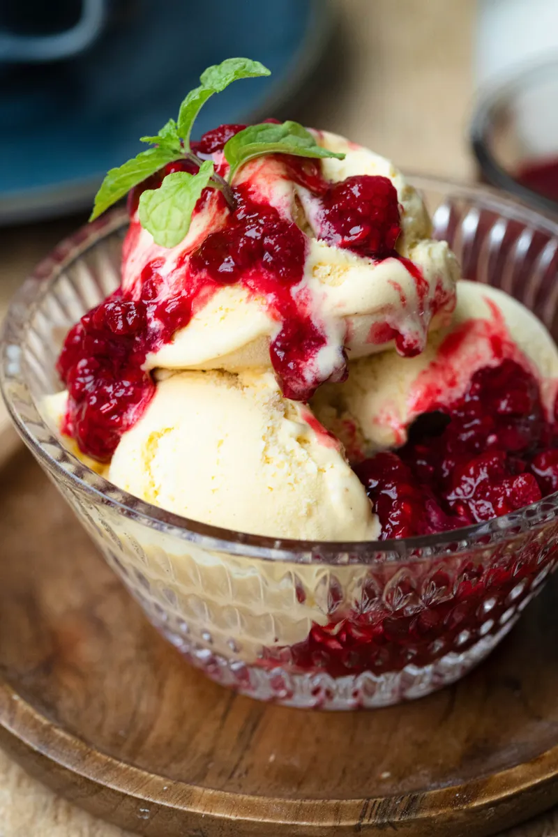 Vanilleeis mit heißen Himbeeren