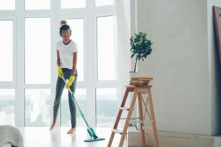 Wischmop mit Hygienereiniger waschen · gegen Keime und Gerüche