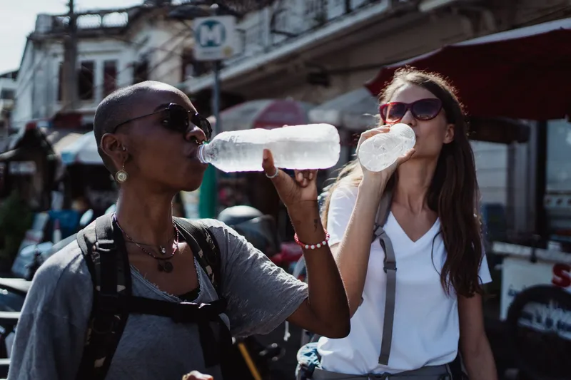 Flüssigkeitshaushalt im Sommer: Richtig trinken bei Hitze