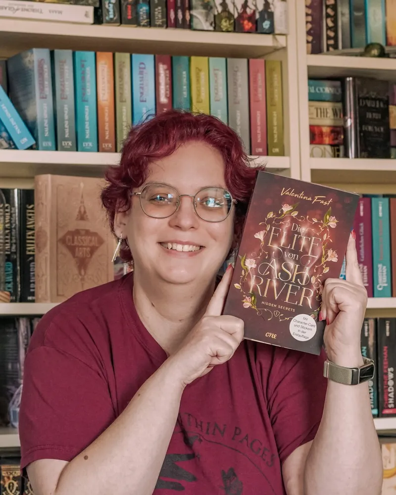 Hidden Secrets: Die Elite von Ashriver von Valentina Fast: Warum die Ashriver Academy der perfekte Ort für Sirenen (und coole Omas) ist (Rezension)