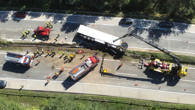 HFW Villach: Schwerer LKW-Unfall auf der A2 bei Villach-Warmbad