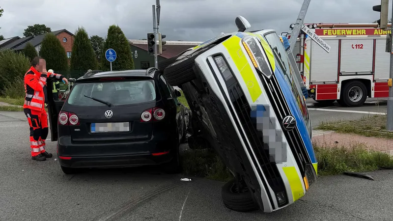 Mit Streifenwagen zusammengeprallt