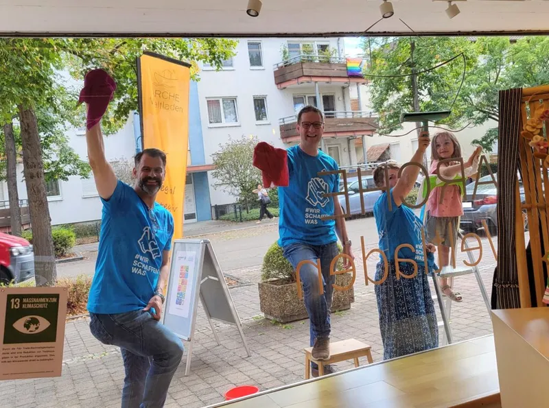 Landrat Just packt beim Freiwilligentag im ARCHE-Weltladen mit an