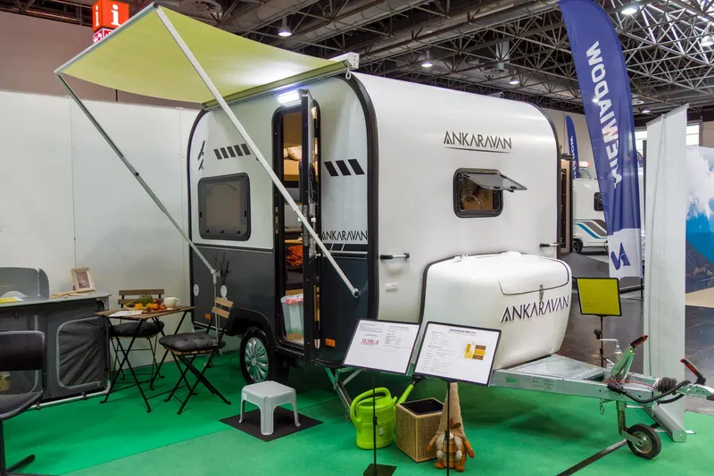 2,70 Meter mit Dusche, Toilette und 3 Schlafplätzen: Dieser Mikro-Caravan ist ein echtes Raumwunder
