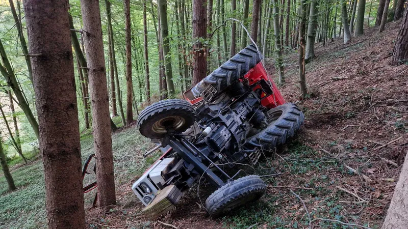 BFV Feldbach: Traktor im Wald umgekippt