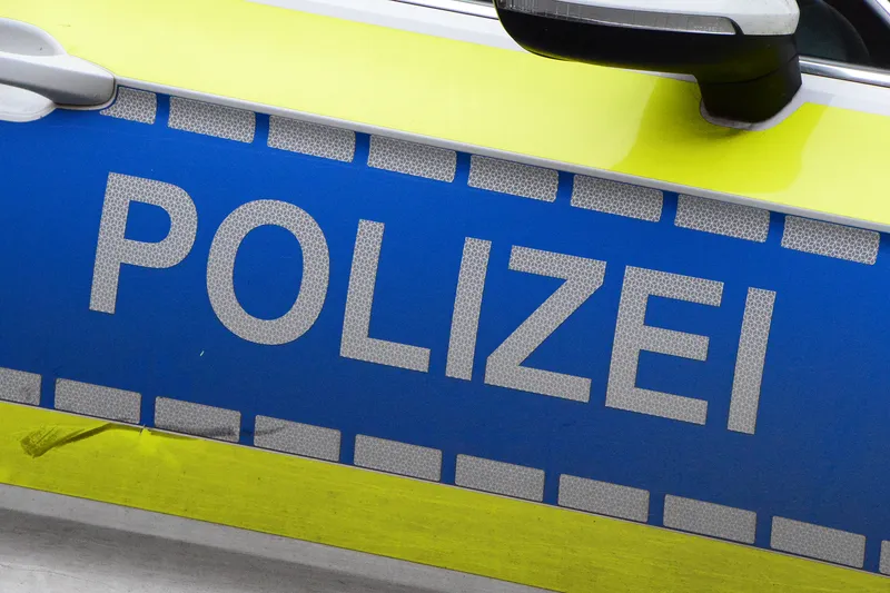 Zwei Autos stoßen auf der K4993 seitlich zusammen