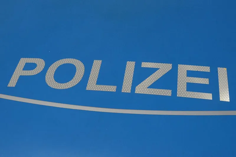 Zwei Autos stoßen auf der K4993 seitlich zusammen