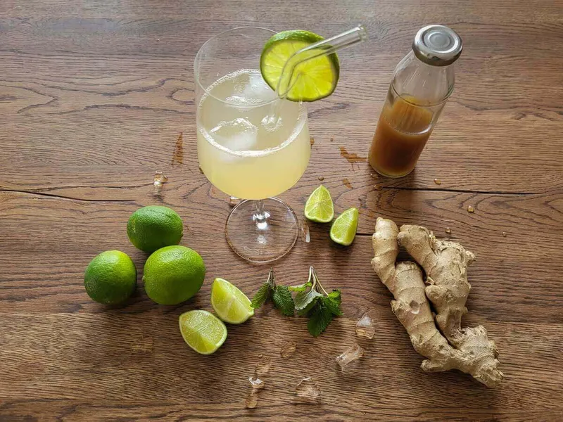 Spritziger Ginger-Ale-Cocktail mit selbstgemachtem Ingwersirup