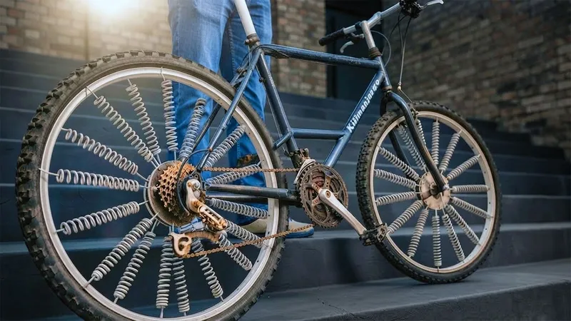 Ein Fahrrad mit Federn statt Speichen
