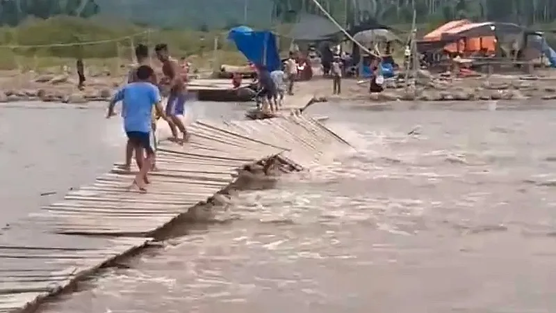 Video: Reißende Fluten: Fluss zerstört Brücke zwischen Dörfern in Indonesien