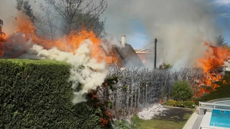 FF Leopoldsdorf: Brennende Hecke droht auf Wohnhaus und Wohnwagen überzugreifen