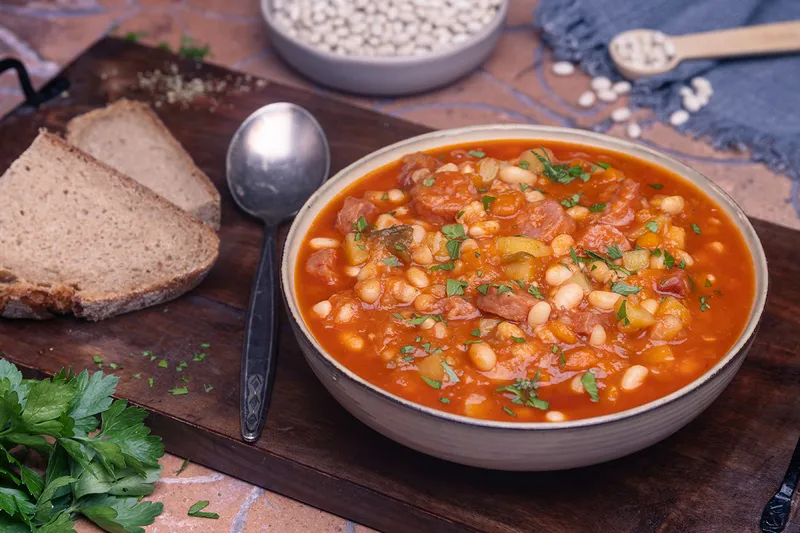 Serbische Bohnensuppe wie bei Mama – deftig mit Kartoffeln und Mettwurst