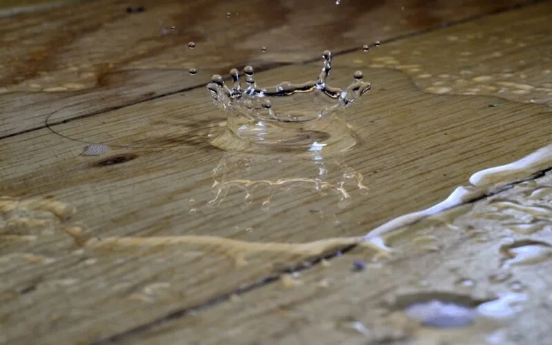 Waterschade aan parket: herkennen, redden en herstellen