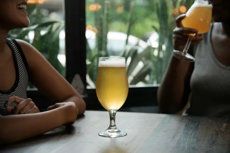 Warum schmeckt Bier aus Plastikbechern anders