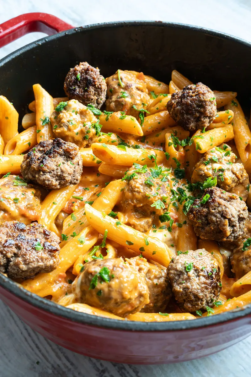 Einfache One Pot Pasta mit Meatballs in 30 MinutenNeu