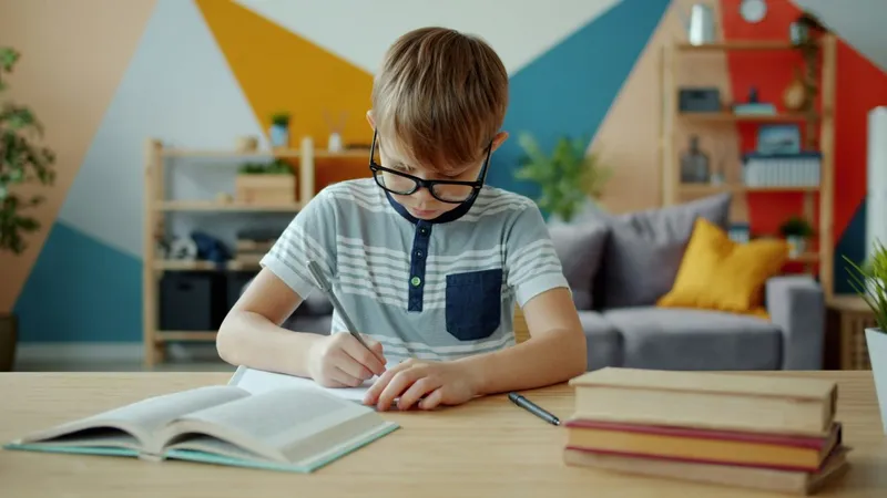Hausaufgaben am Küchentisch oder Schreibtisch: Warum mein Großer lieber allein sitzt