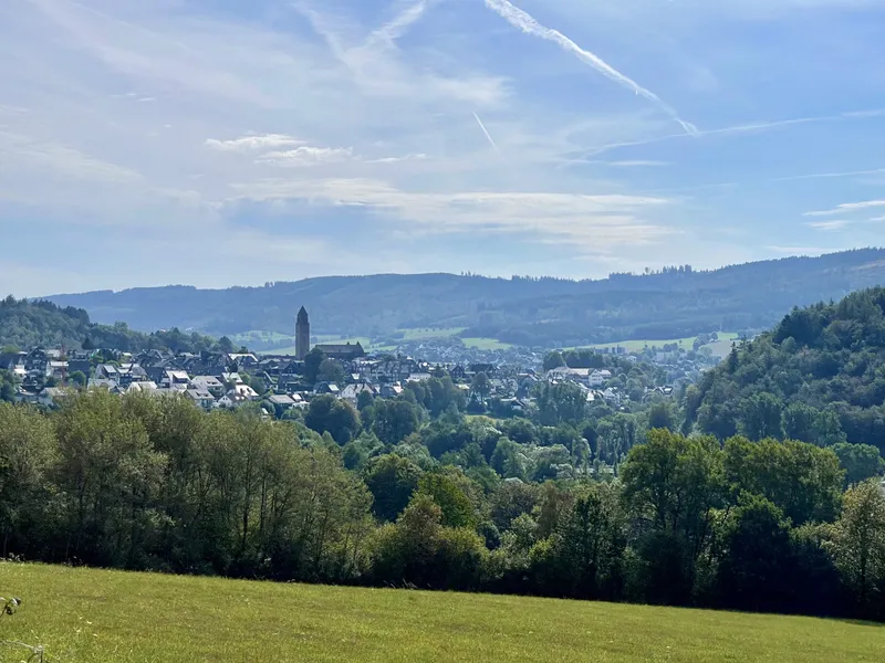 Schmallenberg im Sauerland: Wasser, Luft und grüne Hügel – und was das mit gesundem Urlaub zu tun hat