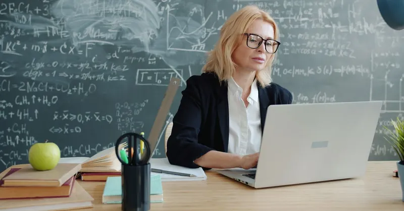 Multifunktionale Medienlehrertische: So planen Sie Technik und Arbeitsplatz für den Unterricht