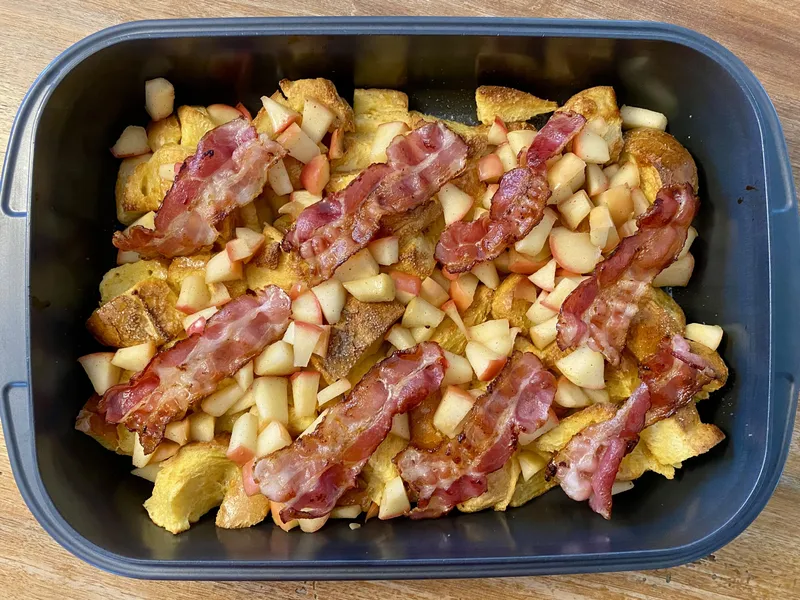French Toast mit Speck und Äpfeln aus dem Backofen