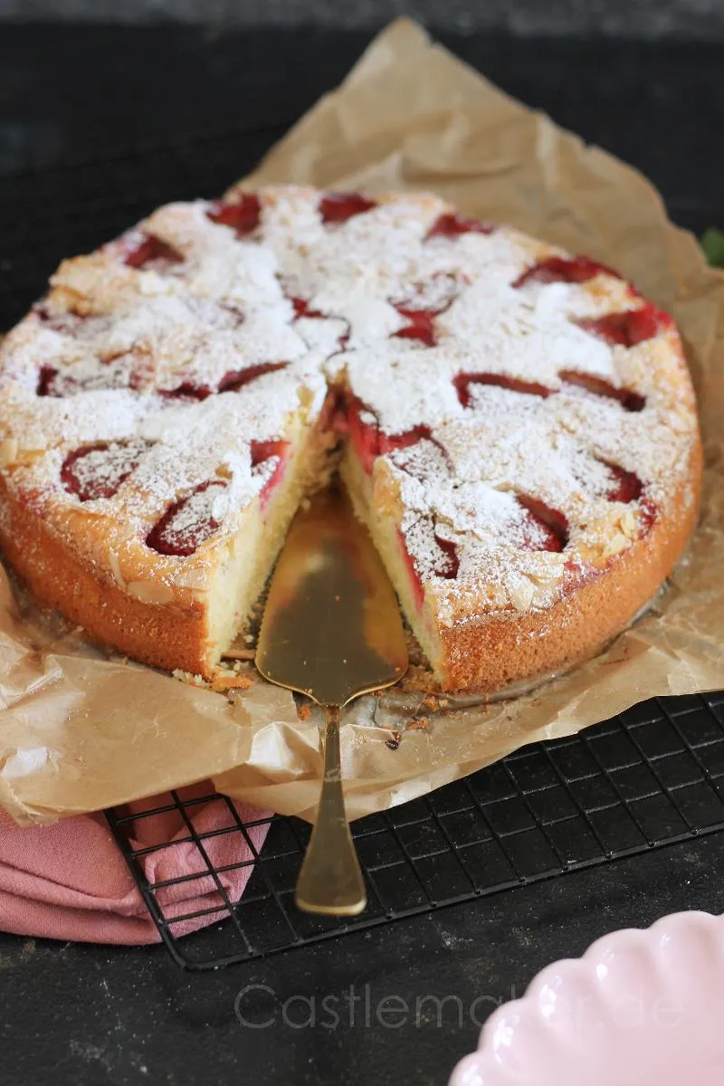 Saftiger Erdbeerkuchen aus Rührteig mit Creme fraiche