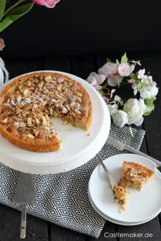 Einfacher Rhabarberkuchen mit Mandelkruste
