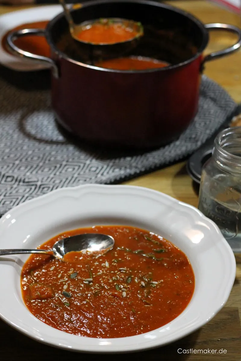 Super leckere vegane Tomatensuppe mit Zucchini & Rucola