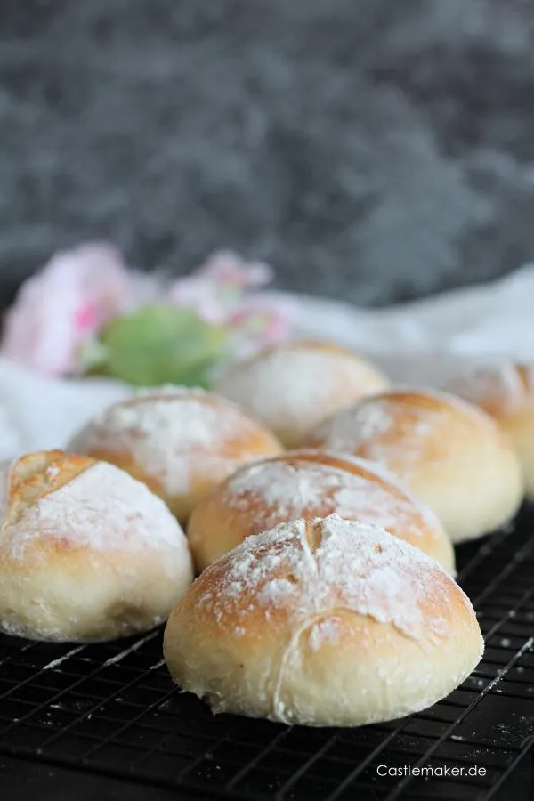Einfache helle Sonntagsbrötchen – Dinkelbrötchen Übernachtgare