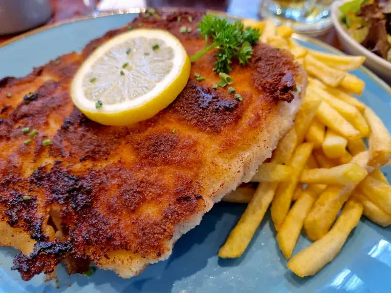 #Schnitzel Stuttgart: Cordon bleu mit Pommes im Restaurant und Biergarten Linde Oberaichen