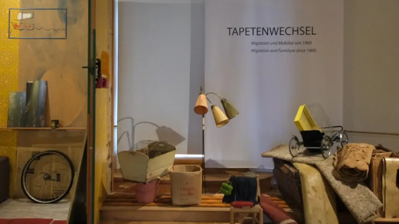 Der Hirsch über dem Sofa