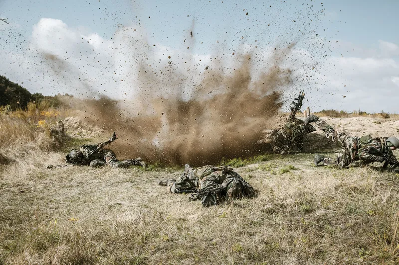 Frauen an die Waffen?!