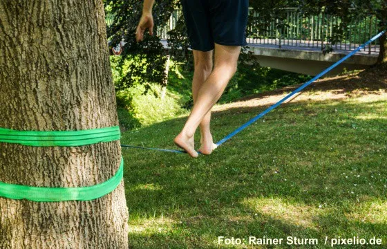 Riesenspaß beim Balancieren auf der Slackline