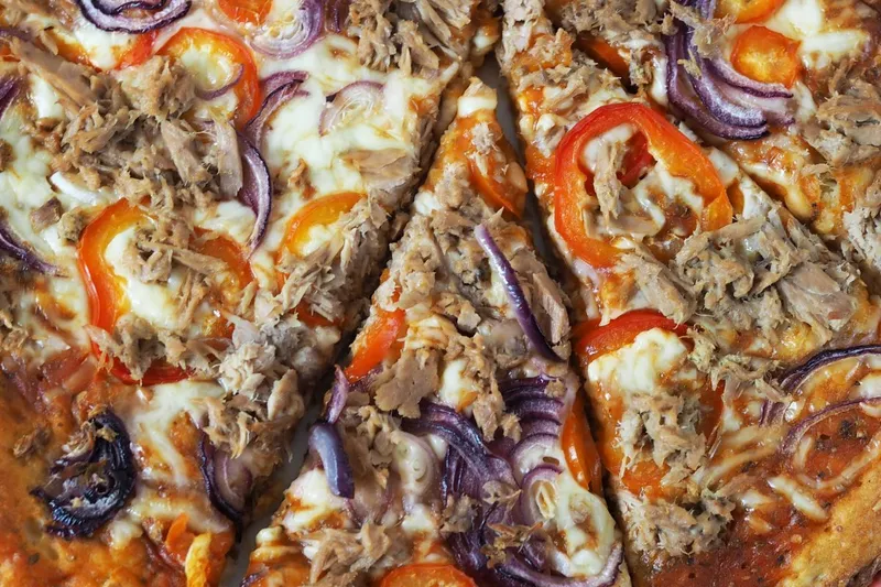 High Protein Pizza mit Thunfisch: unter 800 Kalorien mit 80 g Eiweiß