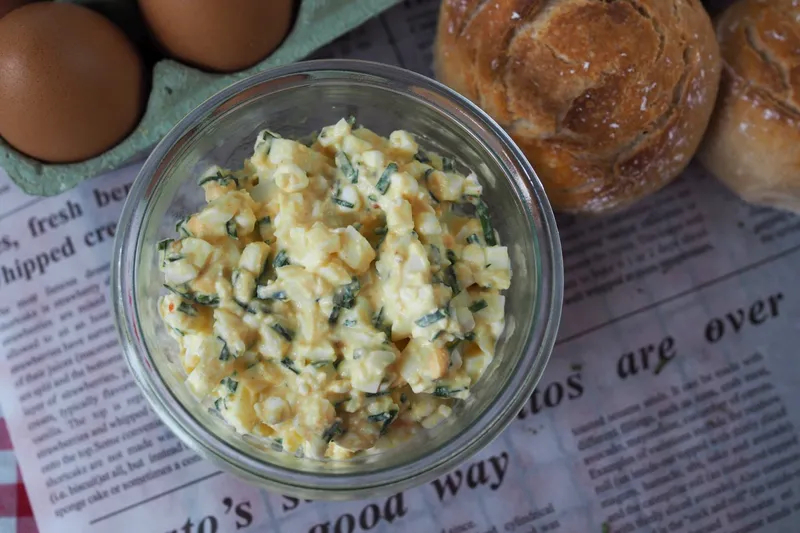 High-Protein Eiersalat mit Hüttenkäse – so cremig ganz ohne Mayonnaise