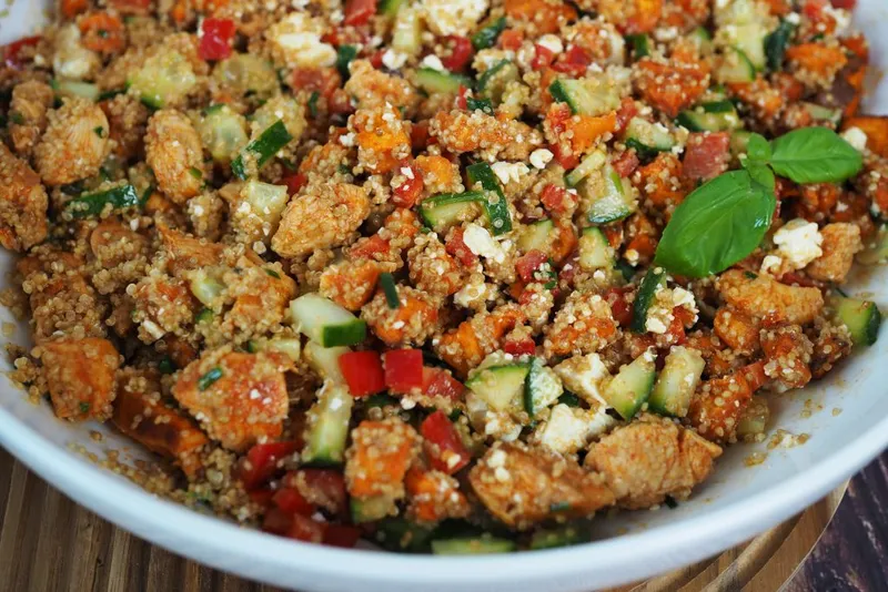 Quinoa‑Hähnchen‑Salat: Proteinreicher Sattmacher für Meal-Prep & Alltag