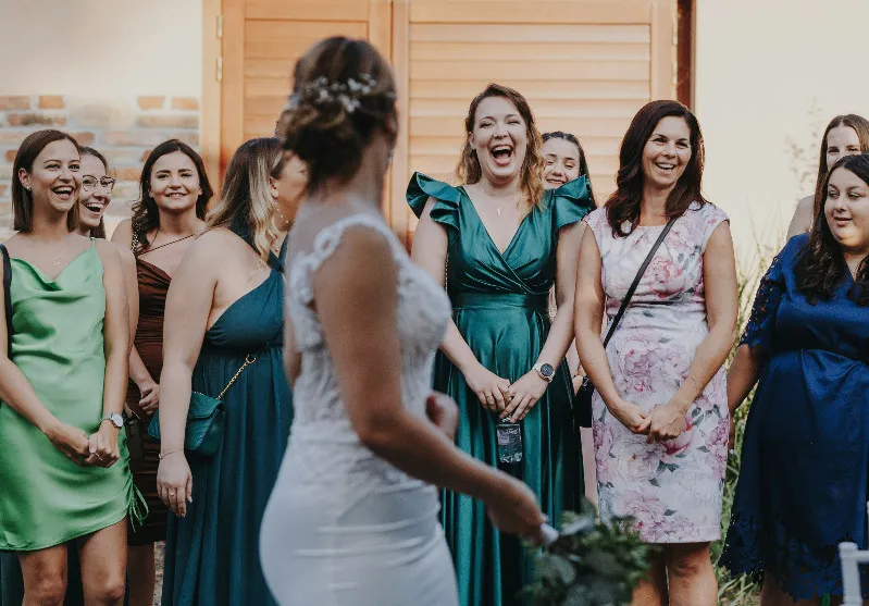 Hochzeitsgast-Outfit: 5 moderne Kleider, mit denen du stilvoll zur Hochzeit gehst