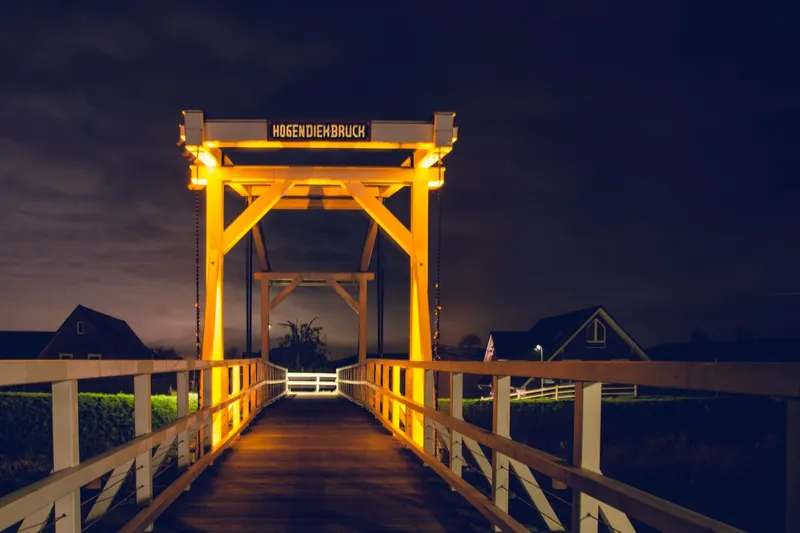 Orangeday in Steinkirchen – die Hogendiekbrücke im warmen Licht