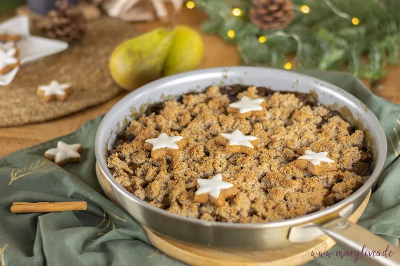 Warmes Winterdessert aus der Pfanne: Zimtstern-Birnen-Crumble