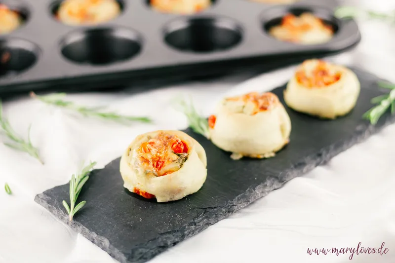 Herzhafter Snack: Vegetarische Bruffins mit Tomaten und Mozzarella