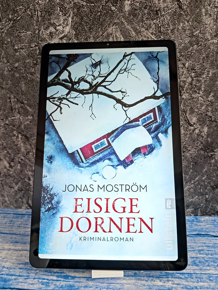 Eisige Dornen einer blauen Rose