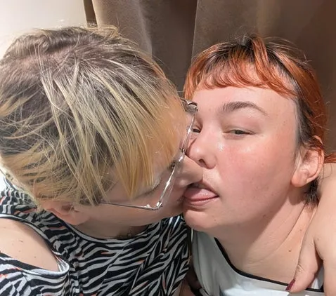 Sarah & Sofia haben Sex in der Umkleide