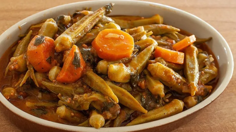 Okra Yiachni – Mediterranes Sommergericht für 4 Personen
