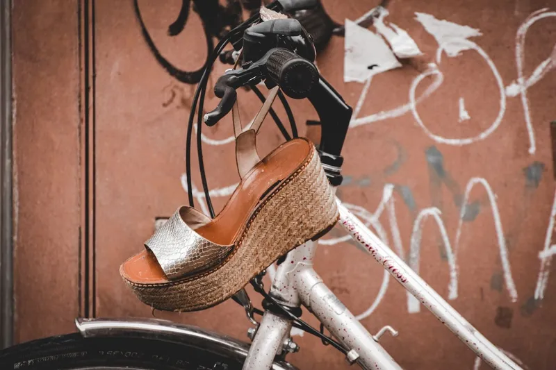 2010er-Trend neu aufgelegt: Keil-Sandalen feiern ihr Revival
